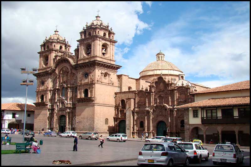 El recinto curvo del Templo del Sol o Torreón.